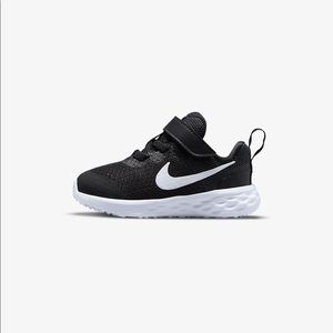 Boys Nike Running shoes size 6 like new black and white basketball ⛹️‍♂️